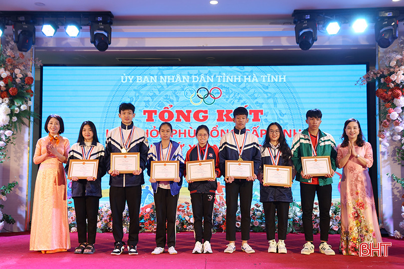Minh Trang (thứ 5 từ trái sang) là 1 trong 14 VĐV xuất sắc tại Hội khỏe Phù Đổng tỉnh Hà Tĩnh lần thứ XIV. z4.jpg