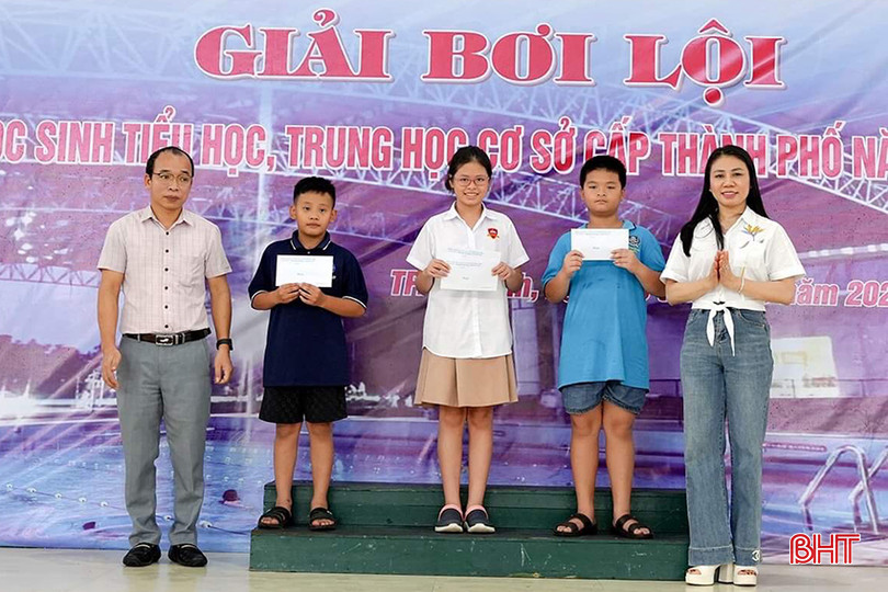 Đến nay Minh Trang (giữa) đã giành được rất nhiều huy chương ở môn bơi lội. z2.jpg