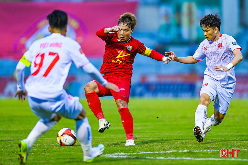 Phi Sơn và đồng đội cần nỗ lực và quyết tâm hơn nữa để giành tấm vé trụ hạng. a56.jpg