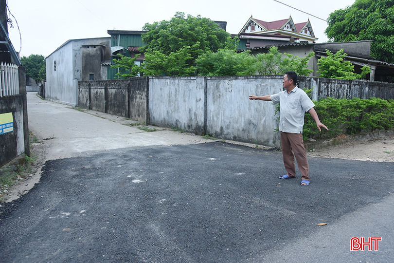 Đường ngoài cao hơn đường ngõ, lại không có mương thoát nước nên chỉ cần một trận mưa, đường ngõ đã ngập, người dân phải lội nước bì bõm. DsSC_4549.jpg