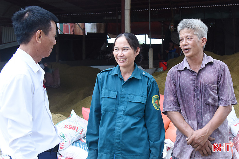 Lãnh đạo xã Vượng Lộc đến thăm, động viên cơ sở thu mua lúa của ông Chính (bên phải). DsSC_5126.jpg