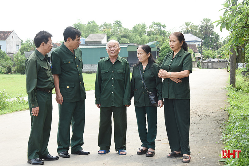 Ông Nhung (người đứng giữa) chia sẻ với các đồng đội về ký ức Điện Biên. DSsC_3509.jpg