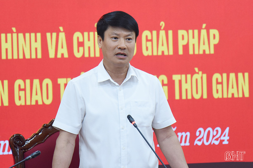 Giám đốc Sở GTVT Trần Quang Tuấn phân tích một số giải pháp liên quan mà ngành GTVT đang triển khai; đồng thời nhấn mạnh việc thực hiện song song giải pháp tuyên truyền gắn với xử phạt vi phạm. DSaC_5211 copy.jpg