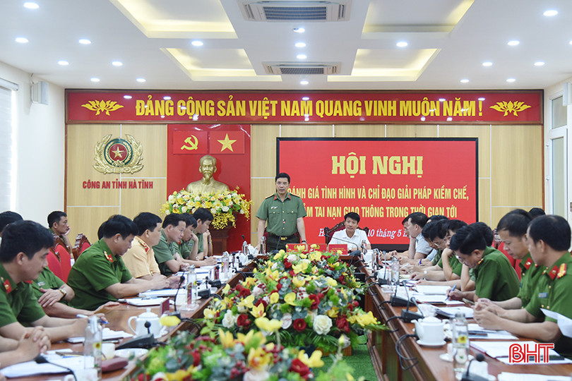 Đại tá Nguyễn Hồng Phong - Giám đốc Công an tỉnh và Giám đốc Sở GTVT Trần Quang Tuấn chủ trì hội nghị. aDSC_5196.jpg