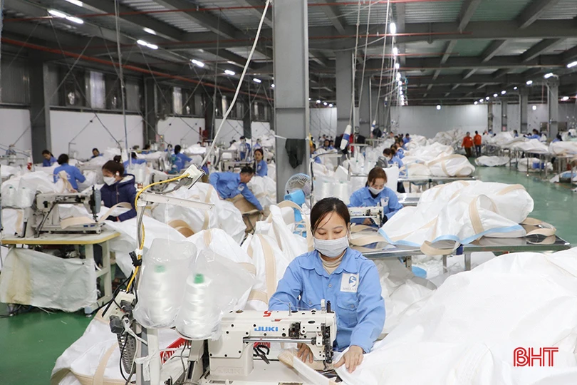 Tổng số DN có từ 5 lao động trở lên, tham gia đóng BHXH, đã có tổ chức công đoàn và đủ điều kiện thành lập tổ chức công đoàn trong toàn tỉnh là 1.061 DN; trong đó, số DN có tổ chức đảng là 77.