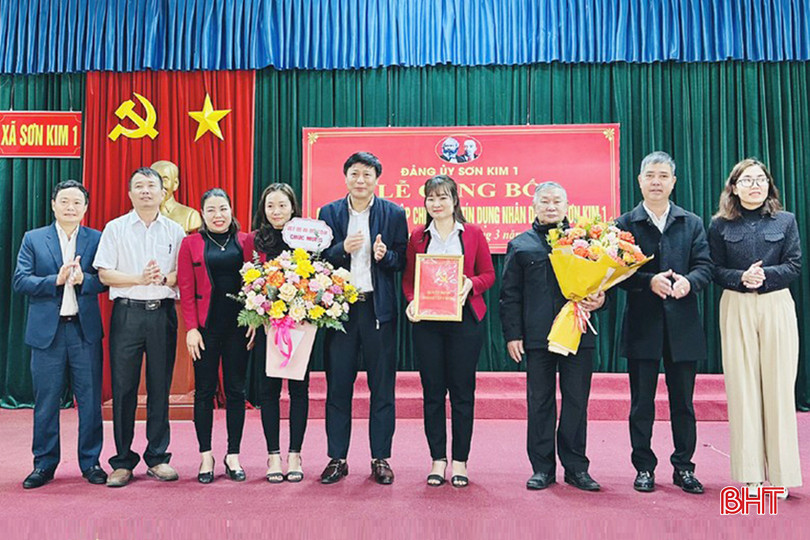 Đảng ủy xã Sơn Kim 1 (Hương Sơn) trao quyết định thành lập Chi bộ Quỹ tín dụng nhân dân Sơn Kim 1. aanh 7 copy.jpg