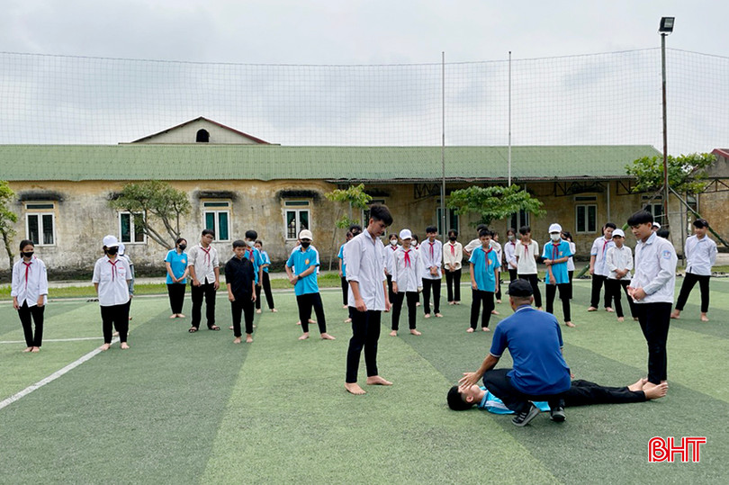 Học sinh Trường THCS Thắng Tượng được hướng dẫn cách cứu đuối nước. ssss111.jpg