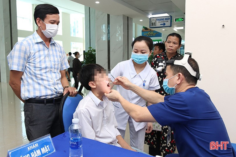 Đây là năm thứ 3 Bệnh viện Đa khoa TTH Hà Tĩnh tổ chức khám và phẫu thuật dị tật cho các trẻ khuyết tật. 161d6104956t21171l0.jpg