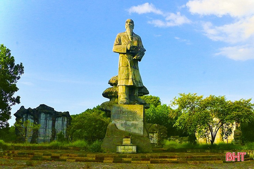 Người Hà Tĩnh có truyền thống hiếu học và học giỏi, thời nào cũng có nhiều người đỗ đạt thành danh. Trong ảnh: Tượng Hải Thượng Lãn Ông Lê Hữu Trác đặt trên đồi Minh Tự (xã Sơn Trung, Hương Sơn). 154d5173445t71636l0.jpg