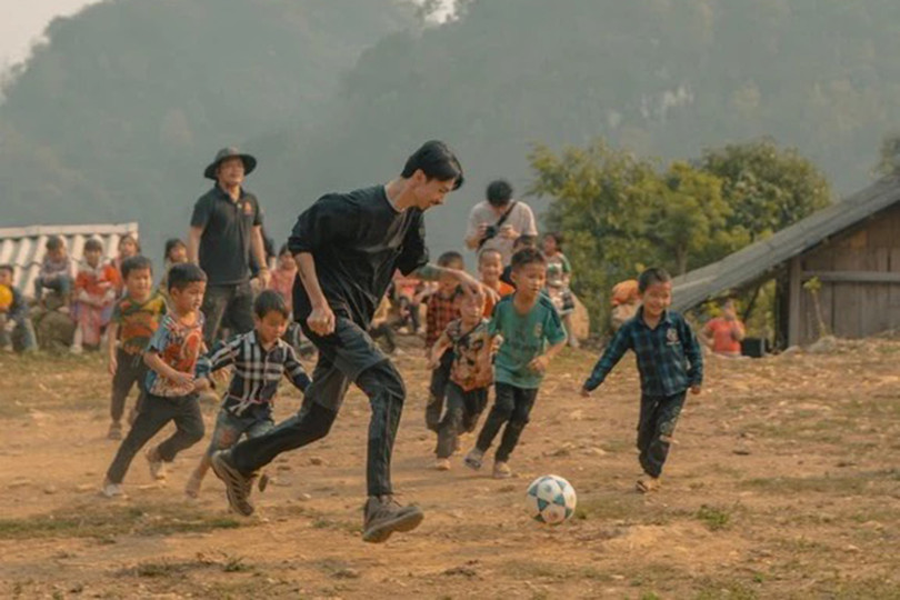 Hình ảnh trong MV "Nấu ăn cho em" của Đen Vâu truyền năng lượng tích cực tới người trẻ. z5323072144689_8ee2afb403fc62f2b666daf3d91236c3.jpg