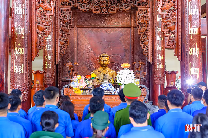 Khi mới 11 tuổi, anh Lý Tự Trọng (tên thật là Lê Hữu Trọng) đã là người có tinh thần yêu nước và thấu hiểu nỗi thống khổ của Nhân dân ta.