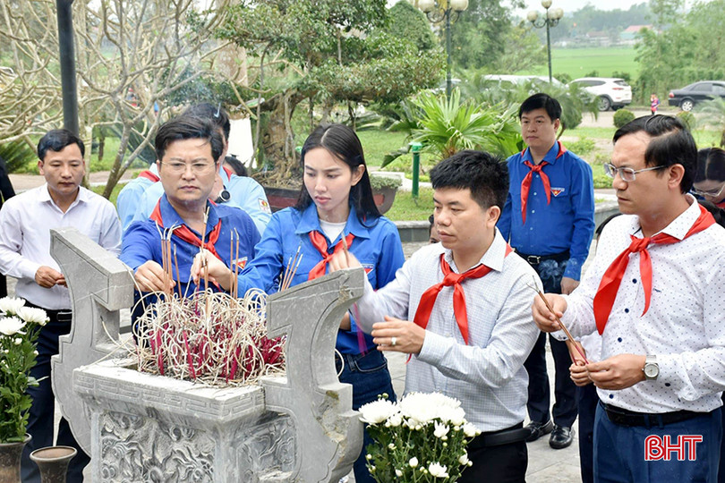 Hoa hậu Nguyễn Thúc Thùy Tiên và các đại biểu dâng hương trước phần mộ anh hùng Lý Tự Trọng. 433443715_801144142047818_8064487551364905730_n.jpg