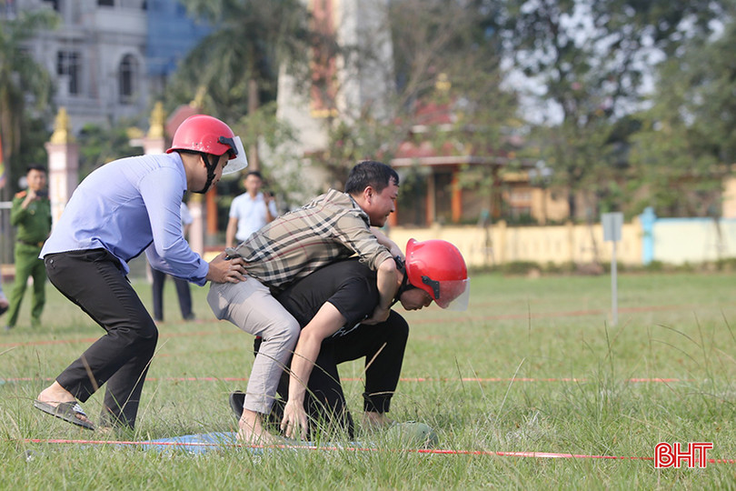 Công an TP Hà Tĩnh giả định tình huống, hướng dẫn các đội tham gia các phần thi. aaa111.jpg