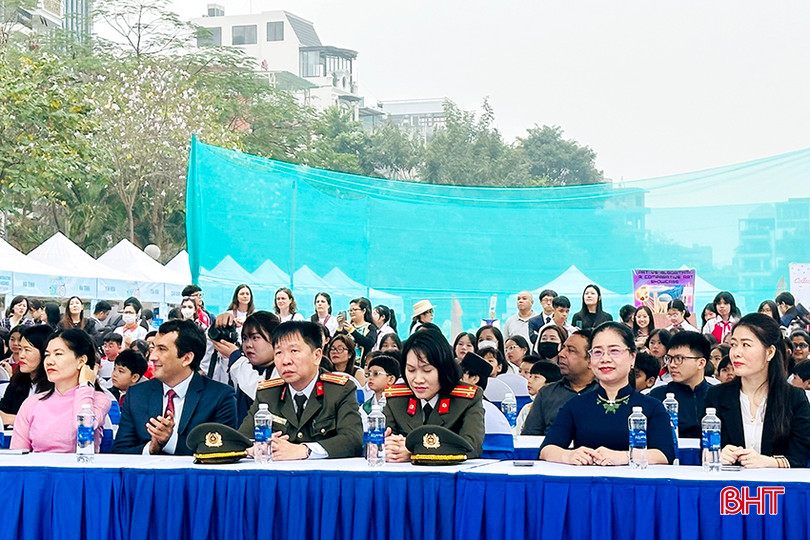 Đại biểu dự lễ khai mạc triển lãm. aadd22.jpg