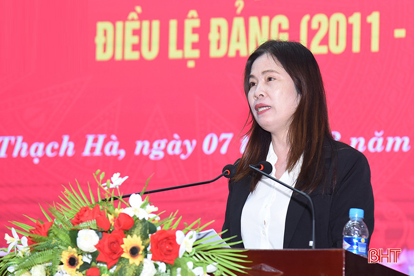 Bí thư Đảng ủy xã Thạch Văn Trần Thị Hoa đề xuất một số nội dung liên quan đến công tác đảng viên. aDSC_2321 copy.jpg