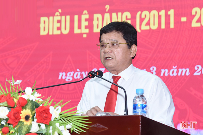Phó Bí thư Thường trực Huyện ủy Nguyễn Văn Thắng trình bày báo cáo tại hội nghị. ADSC_2317 copy.jpg
