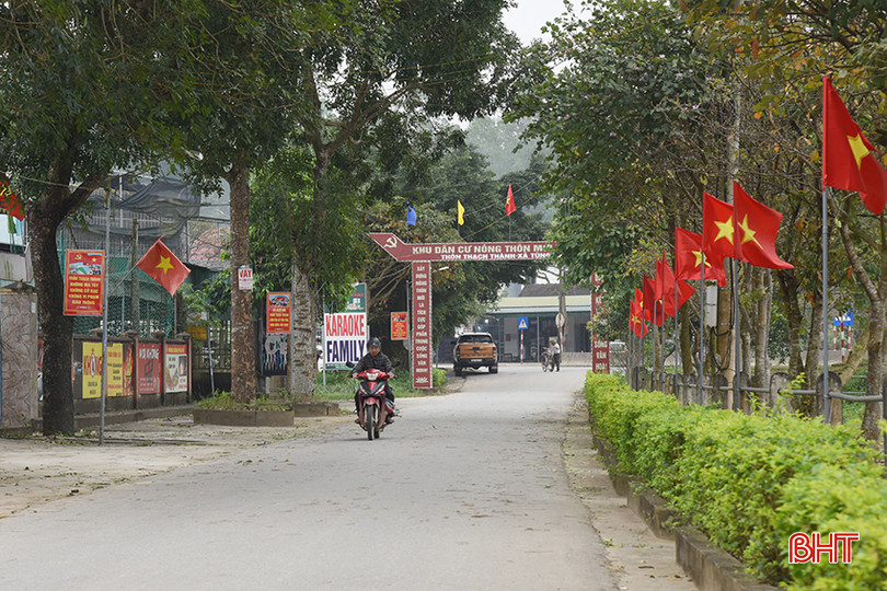 Trên nhiều tuyến đường, cờ hoa rực rỡ đón chào sự kiện lớn. aDSC_2250 copy.jpg