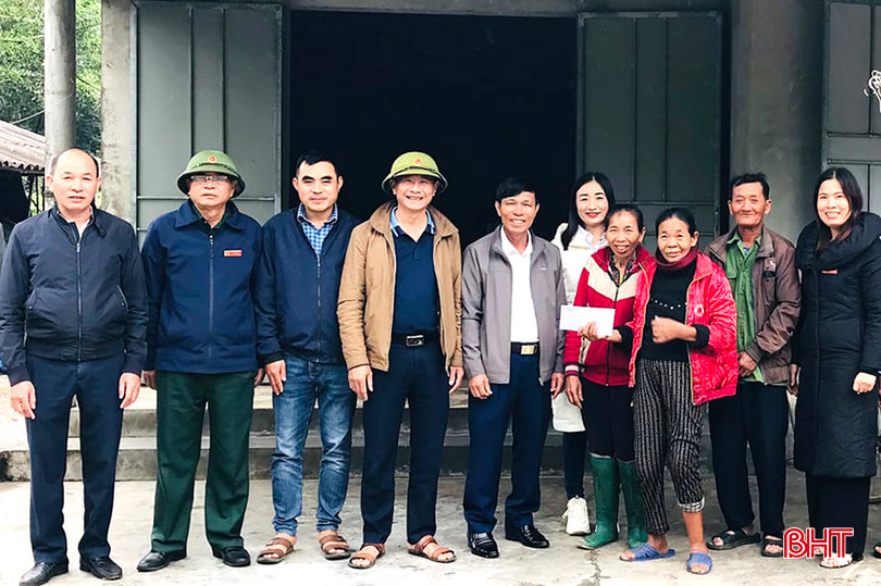 Nhân kỷ niệm 114 năm Ngày Quốc tế Phụ nữ 8/3, 1984 năm Khởi nghĩa Hai Bà Trưng, các hội viên danh dự của Hội LHPN Việt Nam ở xã Thạch Văn (Thạch Hà) tặng quà cho hội viên phụ nữ khó khăn trên địa bàn. aThach Van copy.jpg