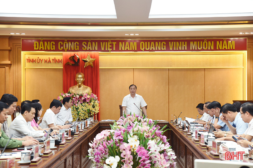 Bí thư Tỉnh ủy Hoàng Trung Dũng chủ trì cuộc họp. aDSC_2979 copy.jpg