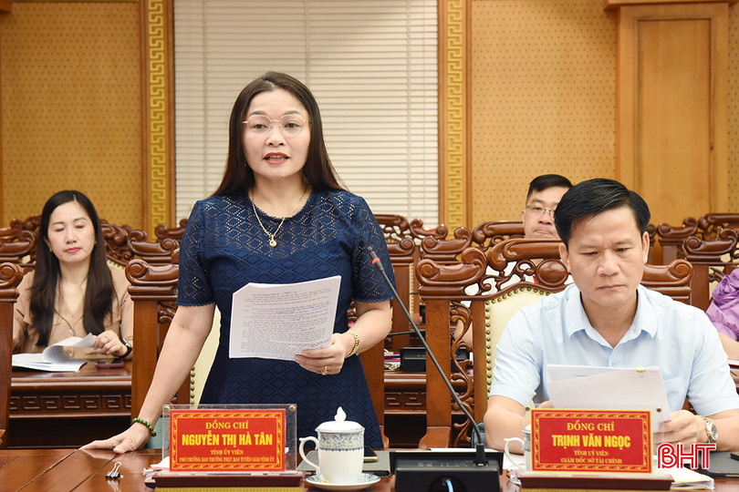 Phó Trưởng ban Thường trực Ban Tuyên giáo Tỉnh ủy Nguyễn Thị Hà Tân báo cáo tiến độ thực hiện các nội dung hướng tới kỷ niệm 120 năm ngày sinh Tổng Bí thư Trần Phú. aDSC_2921 copy.jpg