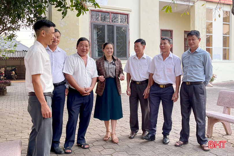 Chị Trần Thị Mỹ Hạnh - Chủ tịch Hội LHPN xã Lâm Hợp (huyện Kỳ Anh) trò chuyện với các hội viên danh dự. aaLam Hop 4 copy.jpg
