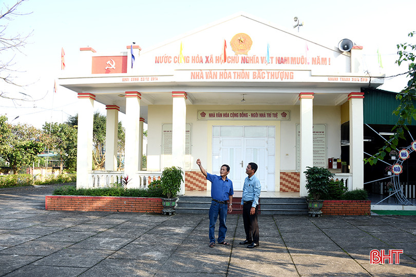 Huy động sức dân xây dựng thành công nhà văn hóa thôn là dấu ấn đặc biệt trong quãng thời gian ông Dũng làm cán bộ thôn. aDSC_1970 copy.jpg