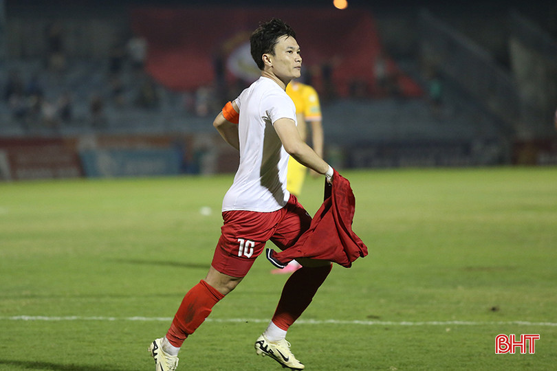 Phi Sơn ăn mừng bàn gỡ hòa 1-1. a2.jpg