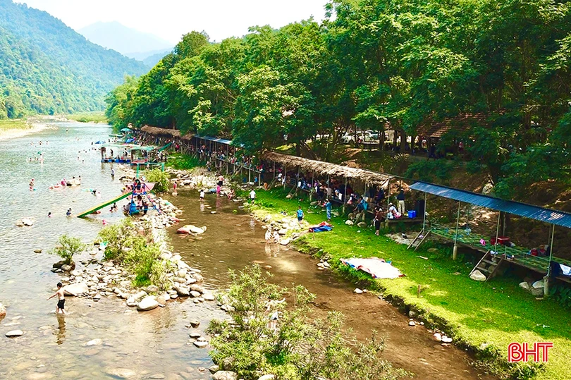 Tại bãi tắm Rào Àn (xã Sơn Kim 1) những ngày này cũng thu hút nhiều du khách tới vui chơi, tắm suối giải nhiệt, hòa mình trong dòng nước mát, bầu không khí trong lành, gần gũi với thiên nhiên. (Ảnh: Hương Sơn Green).