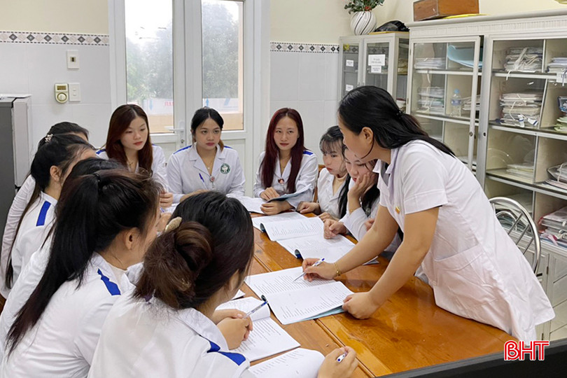 Giảng viên Phạm Thị Hằng (Khoa Kỹ thuật Y học - Y học cơ sở - Y học cộng đồng) hướng dẫn sinh viên thực tập tại trạm y tế. z5247168364090_e6ce1b7619bc7c804c68901d6e8d6d90.jpg
