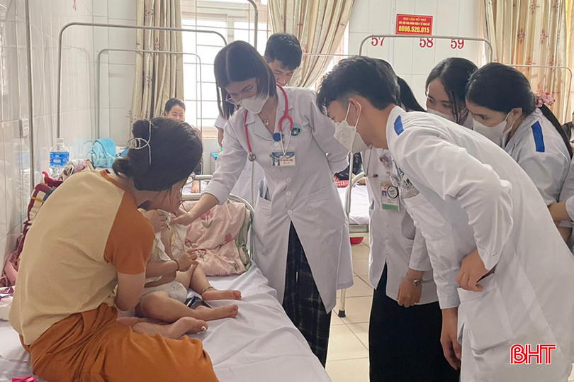 Giảng viên Trường Cao đẳng Y tế Hà Tĩnh hướng dẫn sinh viên đi thực tập lâm sàng tại Bệnh viện Đa khoa tỉnh Hà Tĩnh. z5244432605096_38d519cb79ee5cc8d56ef421309aeb21.jpg