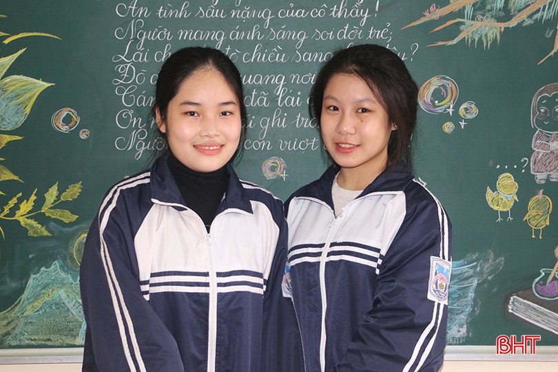 Em Phạm Nguyễn Nhật Hạnh (bên trái) và em Đinh Minh Anh (bên phải) vui mừng khi cùng giành được giải nhất môn Ngữ văn tại Kỳ thi học sinh giỏi lớp 10. z5249376244051_71e7531b0903a67bda878f24f7f86e48.jpg