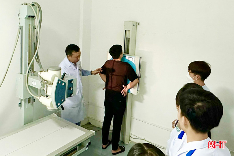 Giảng viên Hoàng Văn Bình - Trưởng khoa Kỹ thuật Y học - Y học cơ sở - Y học cộng đồng hướng dẫn sinh viên chuyên ngành chẩn đoán hình ảnh y học chụp X.quang. cd y.jpg