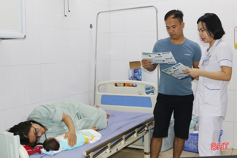 Nhân viên y tế tại Bệnh viện Đa khoa tỉnh Hà Tĩnh tuyên truyền về lợi ích của sàng lọc sơ sinh tới gia đình sản phụ. z5569972908268_814abf41c4ff2f0e68b1cedcadd3f3b6.jpg