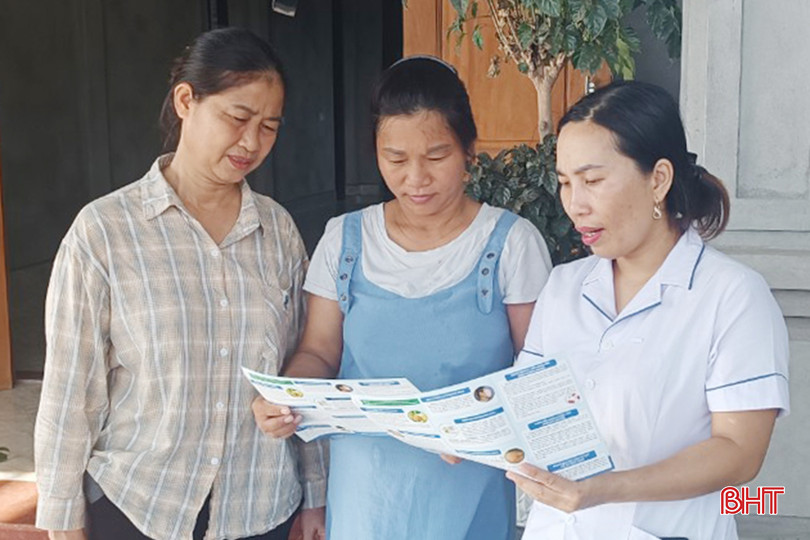 Nhân viên Trạm Y tế xã Cẩm Hà (Cẩm Xuyên) đến các gia đình có phụ nữ mang thai để tuyên truyền về lợi ích của sàng lọc sơ sinh. z5546129867208_22bb8ae639682ea16fc1310cb56b7b5f.jpg