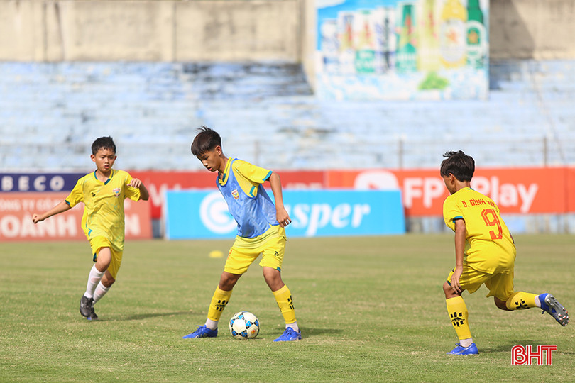 Dàn cầu thủ U13 Hồng Lĩnh Hà Tĩnh năm nay đều đang 12 tuổi, có thể hình khá lý tưởng. a2.jpg