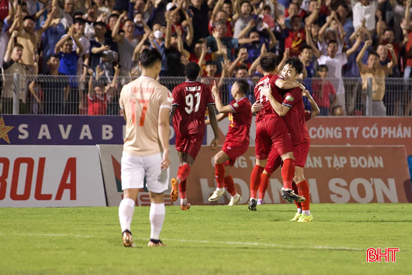 Hồng Lĩnh Hà Tĩnh đánh bại Công an Hà Nội với tỷ số 1-0 ở vòng 22, diễn ra chiều tối 30/5. jyuu.jpg