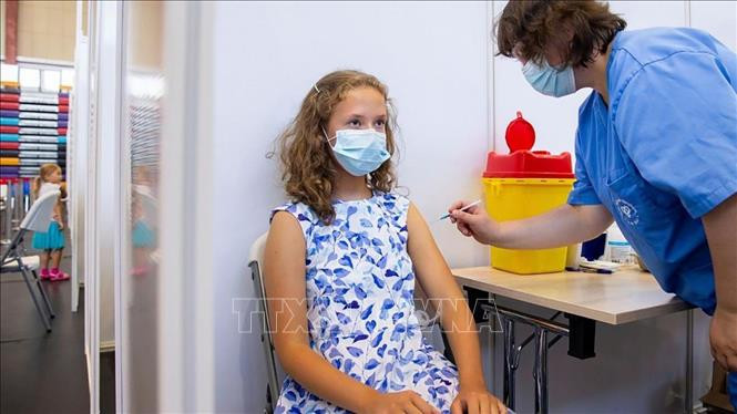 Nhân viên y tế tiêm vaccine phòng COVID-19 cho thiếu niên 13 tuổi tại Stockholm, Thuỵ Điển. Ảnh tư liệu: AP/TTXVN Nhân viên y tế tiêm vaccine phòng COVID-19 cho thiếu niên 13 tuổi tại Stockholm, Thuỵ Điển. Ảnh tư liệu: AP/TTXVN