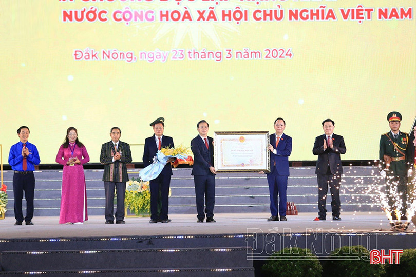 Thay mặt lãnh đạo Đảng, Nhà nước, Chủ tịch Quốc hội Vương Đình Huệ trao tặng Huân chương Độc lập hạng Nhất cho tỉnh Đắk Nông z5278012051358_0886b0f04d55573d331066fa64370864(1).jpg