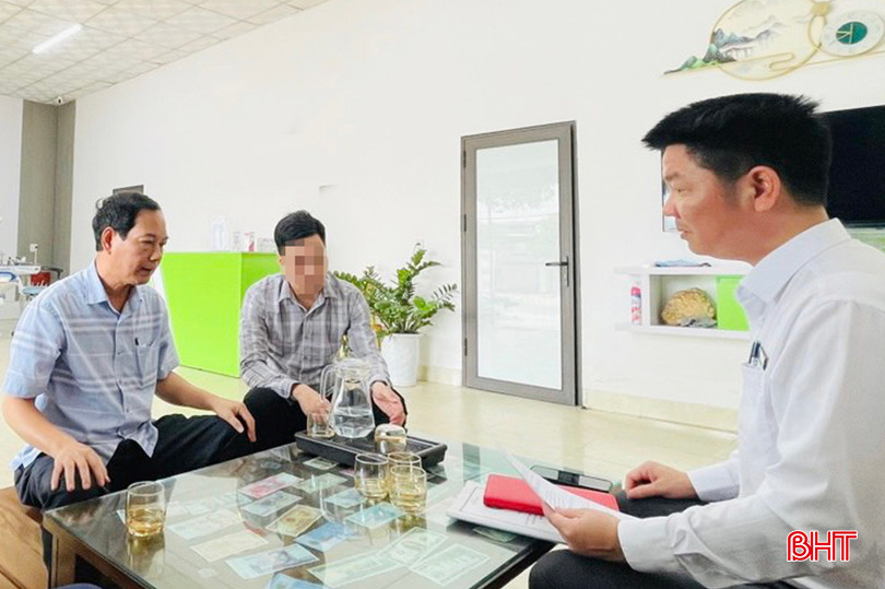 Đoàn kiểm tra Sở Y tế làm việc với 1 cơ sở về việc chấp hành các quy định pháp luật về khám, chữa bệnh, cung cấp dịch vụ y tế. z5375517121063_fd5c31f800806edde2569b1bb637a5de.jpg