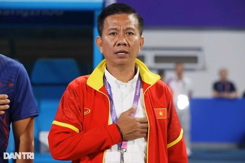 HLV Hoàng Anh Tuấn rất "mát tay" với các cầu thủ trẻ (Ảnh: Minh Quân).