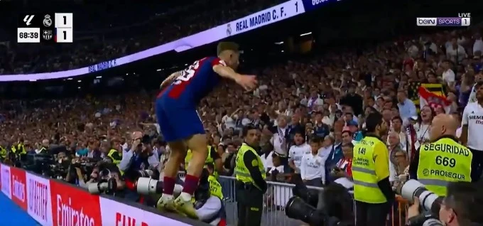 Fermin Lopez (Barca) mừng bàn thắng cuồng nhiệt, ngay trước các CĐV Real. Ảnh chụp màn hình