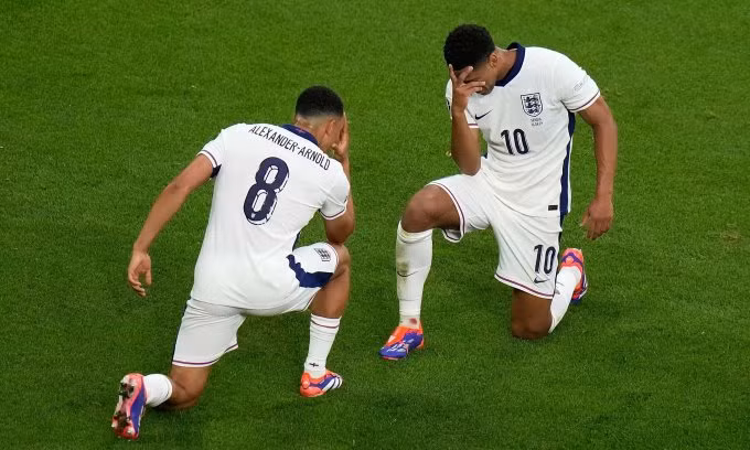 Jude Bellingham (phải) mừng bàn với Trent Alexander-Arnold. Ảnh: AP