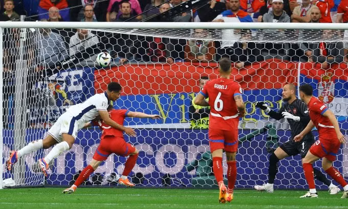 Pha bay người đánh đầu thành bàn của Jude Bellingham (trái), trên sân Veltins Arena, thành phố Gelsenkirchen, Đức, lượt đầu bảng C Euro 2024 tối 16/6/2024. Ảnh: Reuters