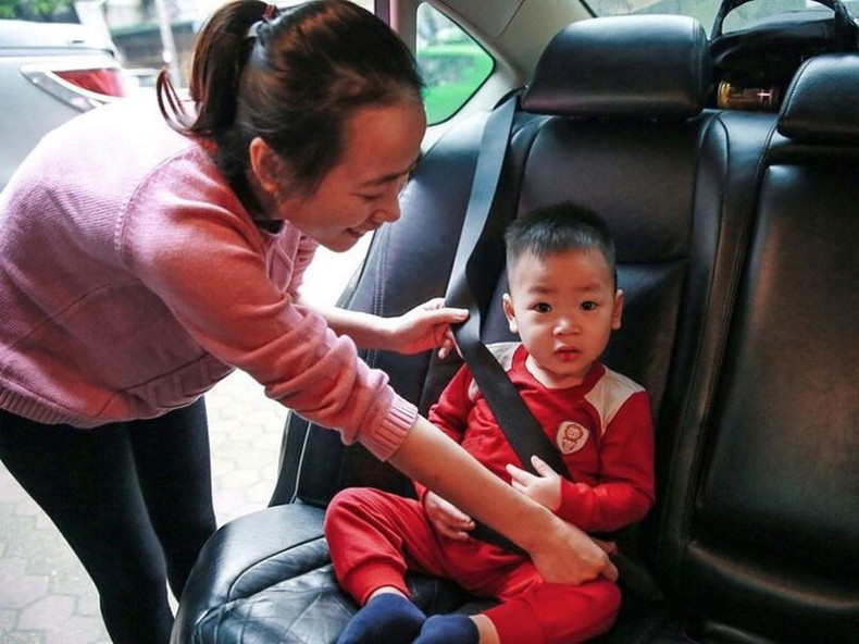 Hiện nay, mặc dù chưa có quy định bắt buộc nhưng rất nhiều người dân đã tự động áp dụng, tự trang bị thiết bị an toàn cho trẻ em. Hiện nay, mặc dù chưa có quy định bắt buộc nhưng rất nhiều người dân đã tự động áp dụng, tự trang bị thiết bị an toàn cho trẻ em.