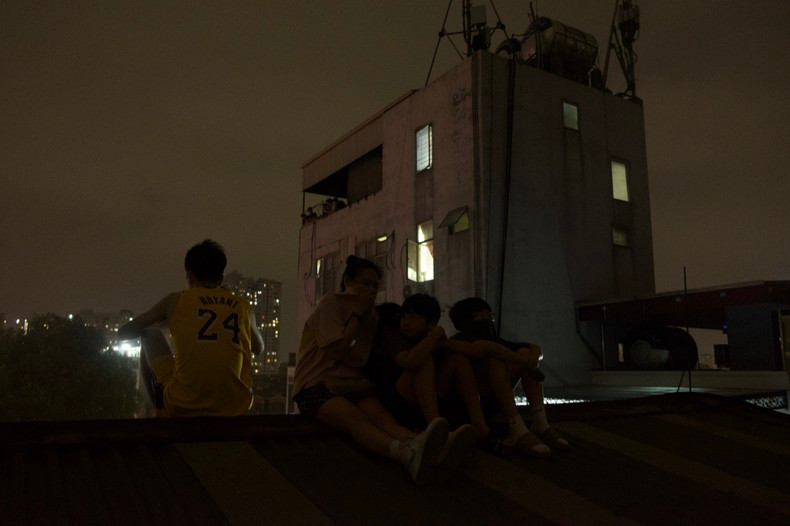 Nhiều người đã trèo lên nóc nhà đợi lực lượng cứu hộ giải cứu. (Ảnh: Người dân cung cấp)