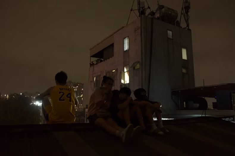 Nhiều người đã trèo lên nóc nhà đợi lực lượng cứu hộ giải cứu. (Ảnh: Người dân cung cấp)