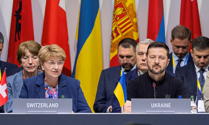 Tổng thống Thụy Sĩ Viola Amherd (trái) và Tổng thống Ukraine Volodymyr Zelensky tại hội nghị ở Burgenstock ngày 16/6. Ảnh: AFP