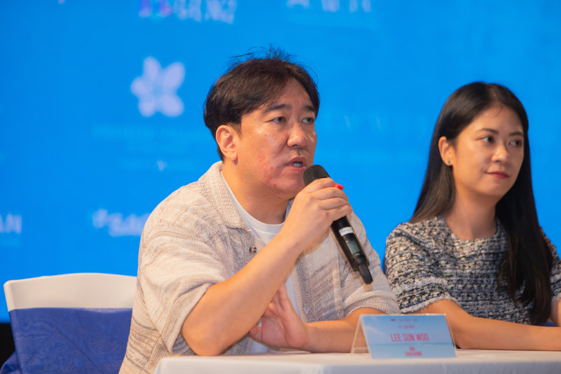 Ông Lee Sun Woo, đại diện đài JTBC hy vọng sẽ bắt tay với nhà sản xuất Việt, thực hiện nhiều chương trình truyền hình. Ông Lee Sun Woo, đại diện đài JTBC hy vọng sẽ bắt tay với nhà sản xuất Việt, thực hiện nhiều chương trình truyền hình.