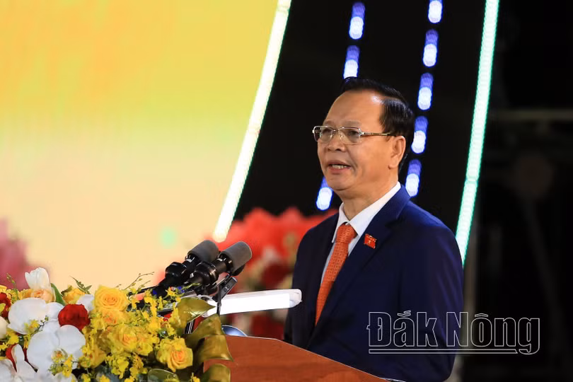 Đồng chí Ngô Thanh Danh, Bí thư Tỉnh ủy, Trưởng Đoàn ĐBQH tỉnh Đắk Nông đọc diễn văn ôn lại truyền thống 20 năm Ngày tái lập tỉnh Đắk Nông