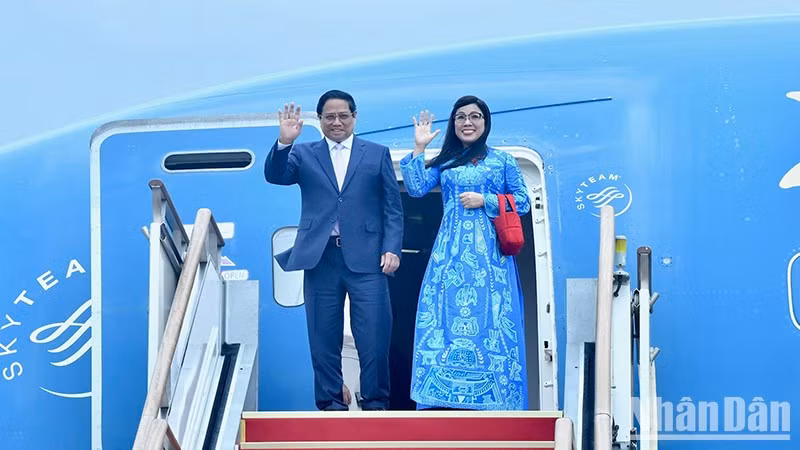 Thủ tướng Phạm Minh Chính và Phu nhân cùng Đoàn đại biểu cấp cao Việt Nam tới sân bay quân sự Seongnam (thủ đô Seoul) bắt đầu chuyến thăm chính thức Hàn Quốc.